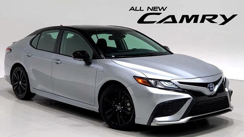 Toyota Camry 2021 màu bạc