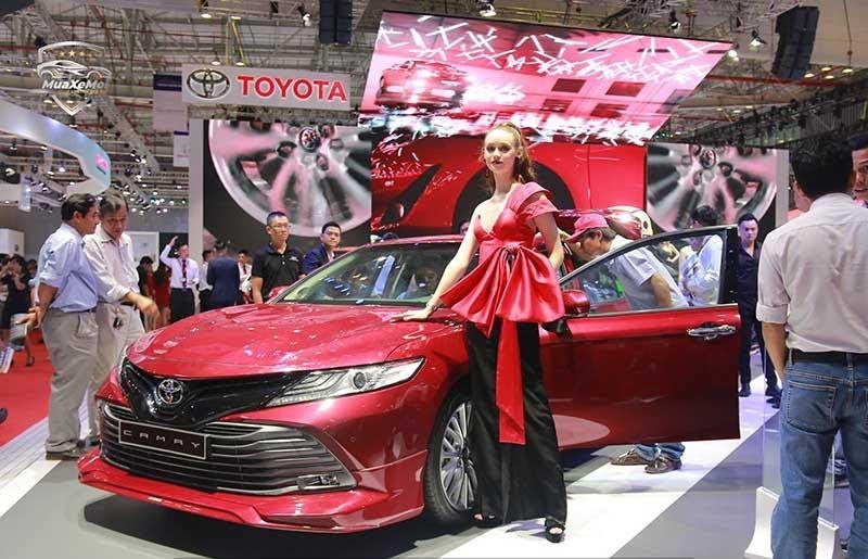 Toyota Camry 2021 màu đỏ