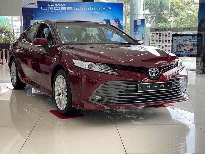 Toyota Camry 2021 màu nâu đỏ