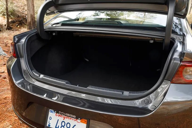 Mazda sở hữu diện tích khoang hành lý khá lý tưởng trong phân khúc Sedan hạng C.